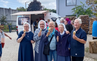 Barmherzige Schwestern vor einer mobilen Eisdiele