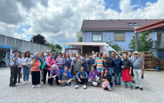Gruppenfoto der Gäste des Sommerfests