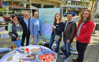 v.l.n.r: Fr. Einmüller von der Drogenhilfe Schwaben, Hr. Koenig von der Vinzenz von Paul Stiftung Augsburg, Fr. Reker und Hr. Julian Großer von der Diakonie und Hr. Kannengießer von den Johannitern