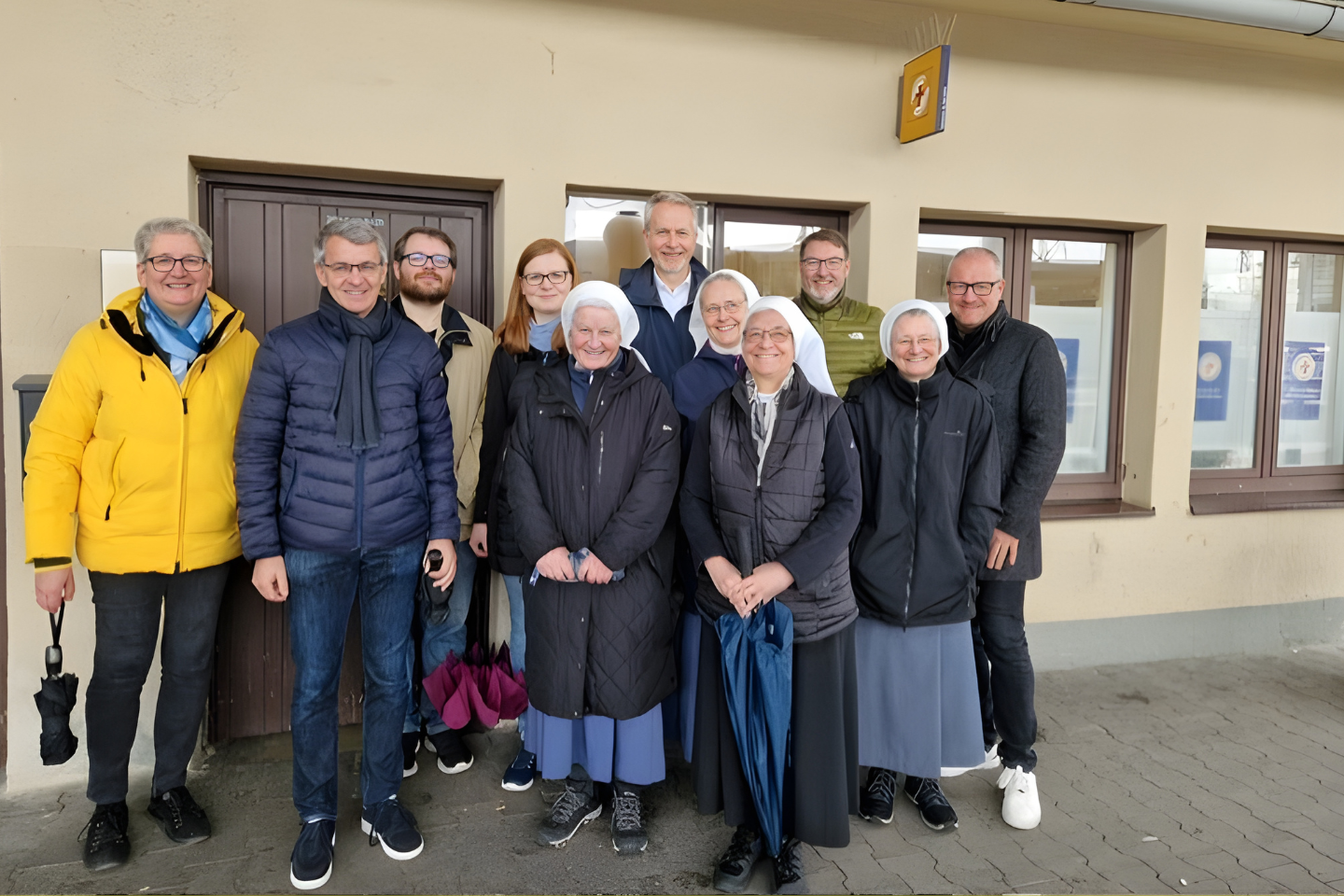 Gruppenfoto vor der Bahnhofsmission Augsburg