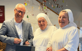 Spende wird überreicht.