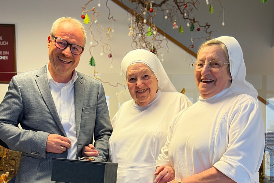 Spende wird überreicht.