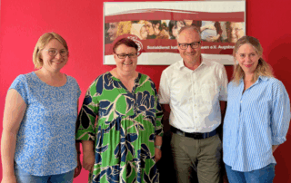 Dr. Hannah Judith (Referentin für Marketing, Fundraising und Drittmittel beim SkF), Martina Kobriger (Geschäftsführerin SkF), Artur Koenig (Vorstand der St. Vinzenz von Paul Stiftung) und Kerstin Bäuml (Quartiersmanagerin bei der St. Vinzenz von Paul Stiftung) bei der Spendenübergabe.