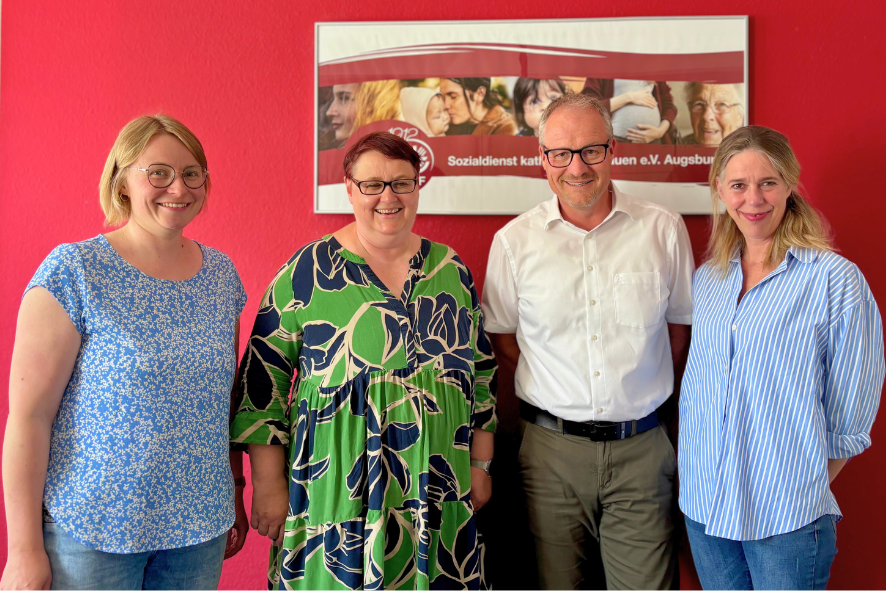 Dr. Hannah Judith (Referentin für Marketing, Fundraising und Drittmittel beim SkF), Martina Kobriger (Geschäftsführerin SkF), Artur Koenig (Vorstand der St. Vinzenz von Paul Stiftung) und Kerstin Bäuml (Quartiersmanagerin bei der St. Vinzenz von Paul Stiftung) bei der Spendenübergabe.