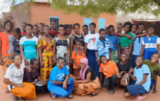 Gruppenbild: Mädchen und Frauen in Burkina Faso