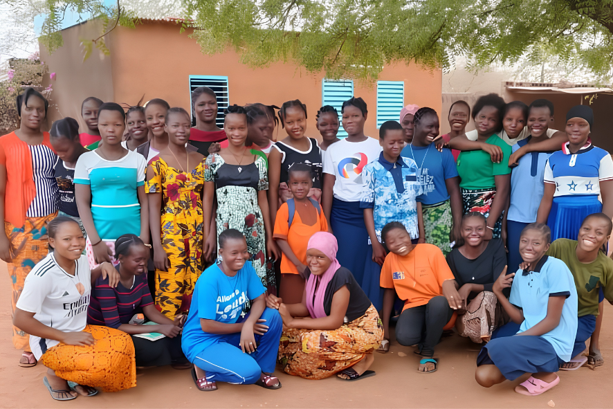 Gruppenbild: Mädchen und Frauen in Burkina Faso