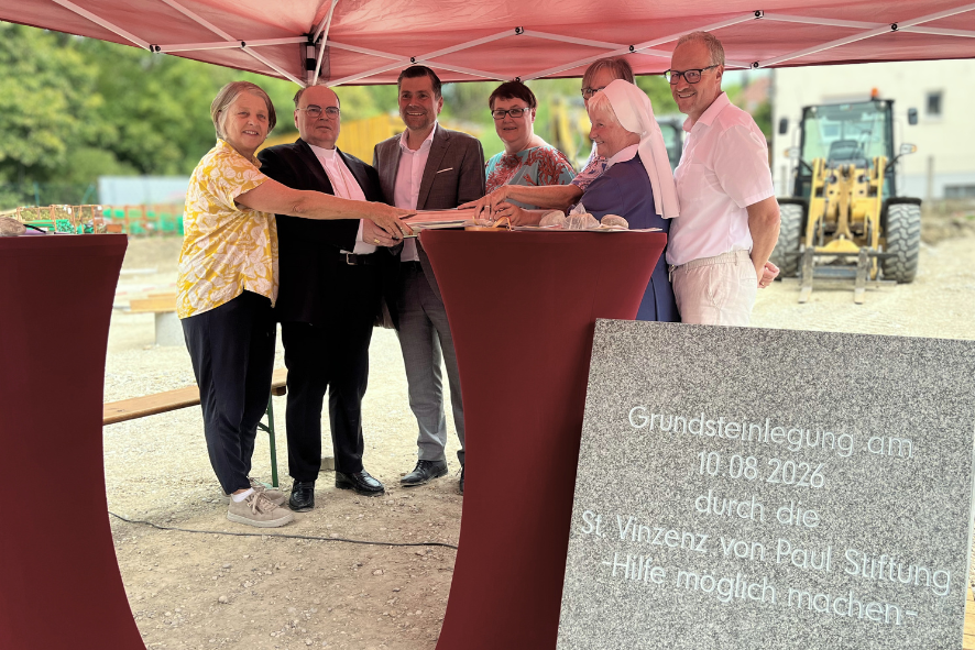 Projektbeteiligte bei der Grundsteinlegung der Frauenpension Augsburg
