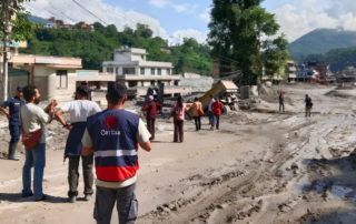 Menschen nach Sturzflut in Nepal