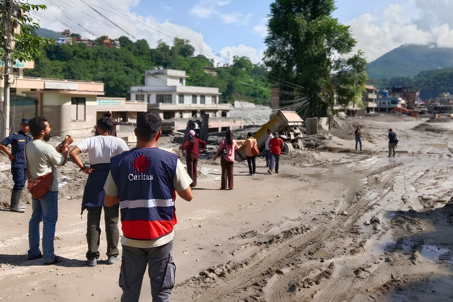 Menschen nach Sturzflut in Nepal